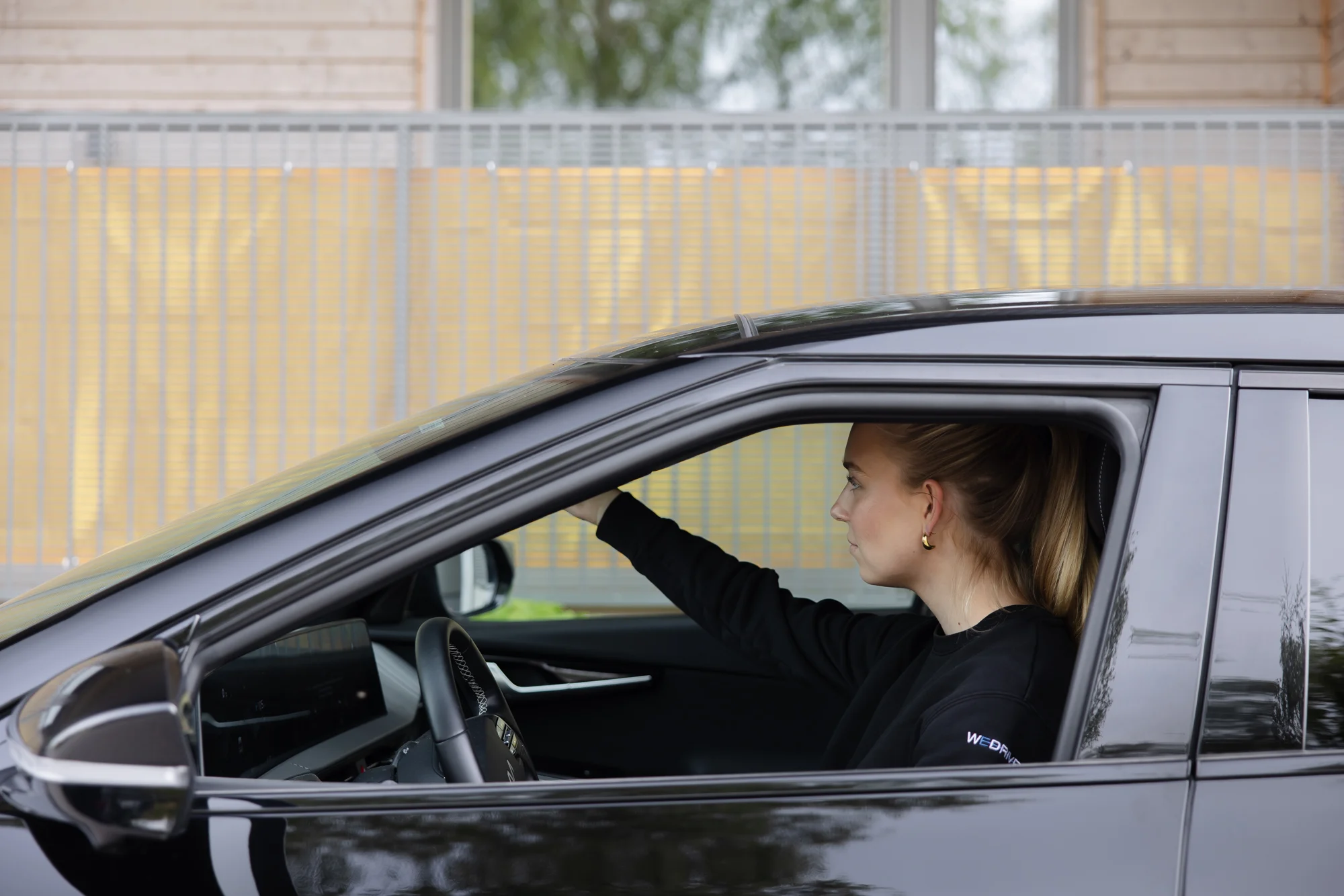 WeDrive-driver bakom ratten på väg till nästa leverans