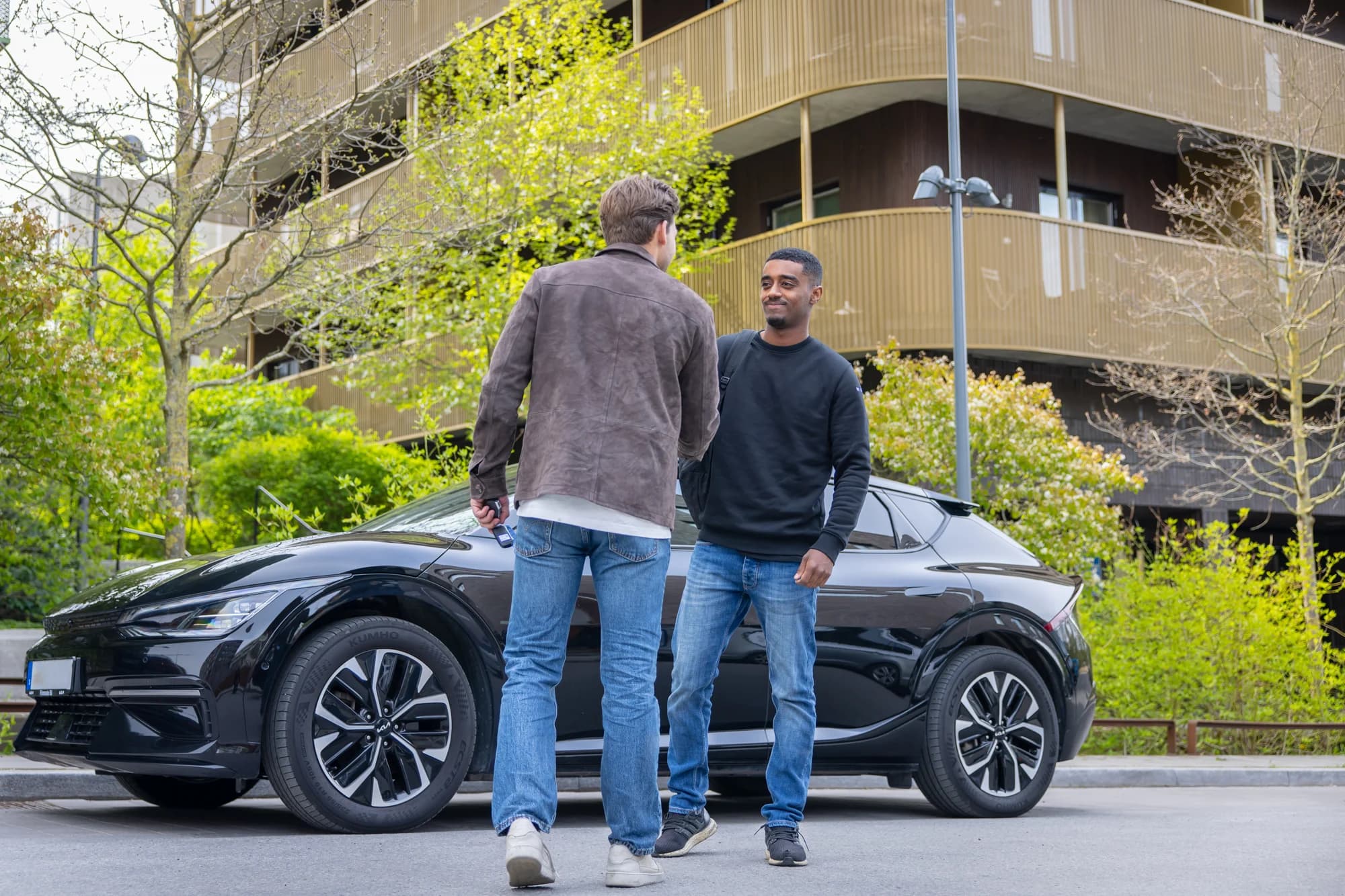 WeDrive-driver lämnar över en elbil till kunden
