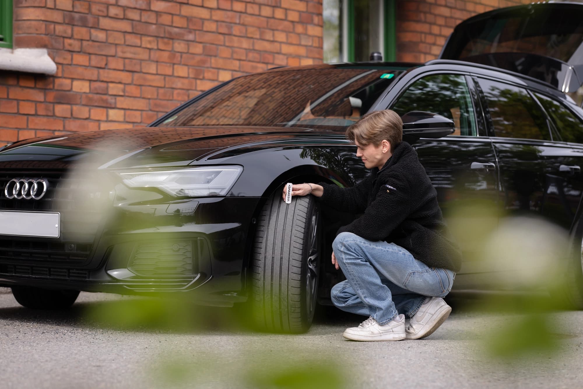 Driver kontrollerar däcken innan avfärd