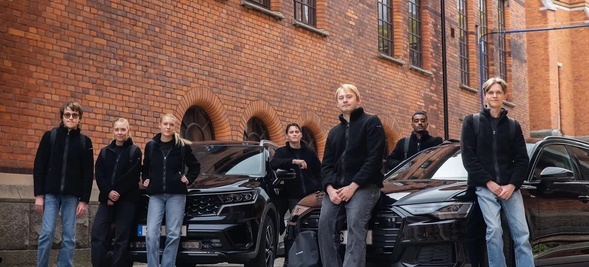 WeDrives drivers samlade framför bilarna - jobba med att köra bil